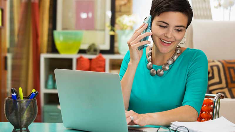 businesswoman-talking-on-cell-phone-800x450