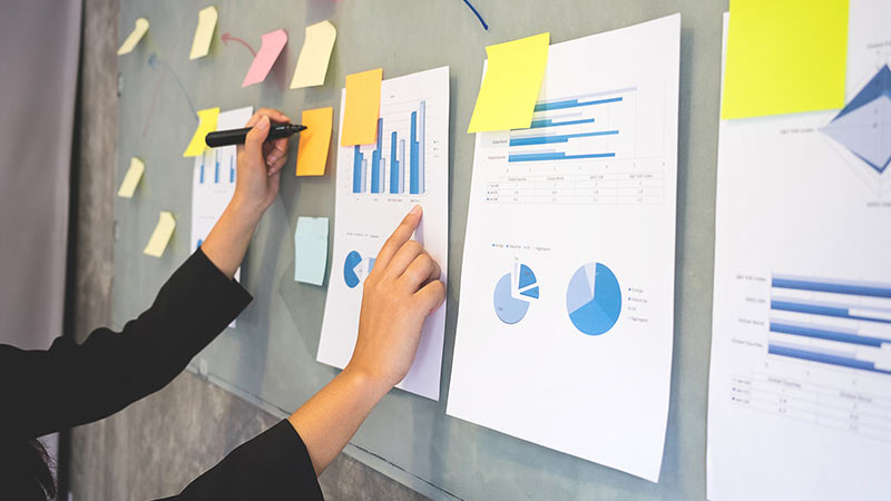 businesswoman-writing-adhesive-note-800x450