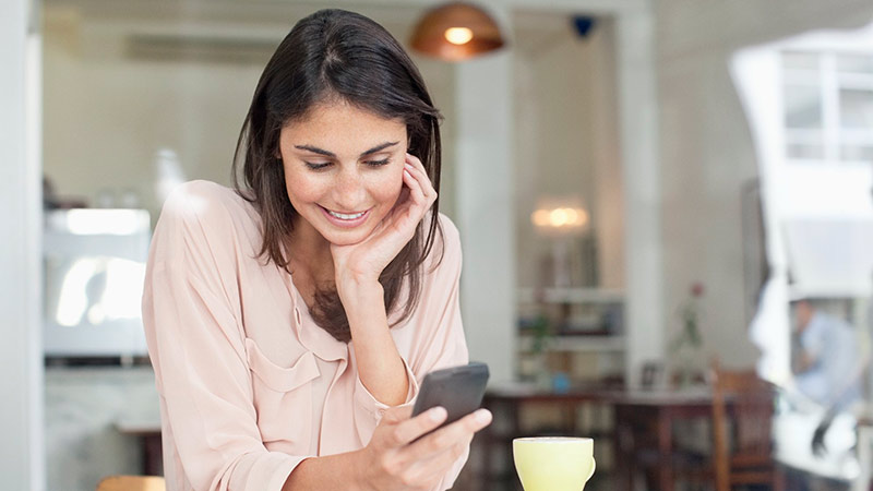 src-merchant-online-shoppping-800x450 Lady using a phone to do online shopping
